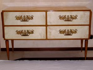 Inlaid and veneered chest of drawers